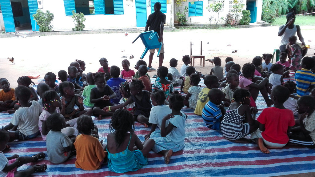 Niños y niñas en una actividad