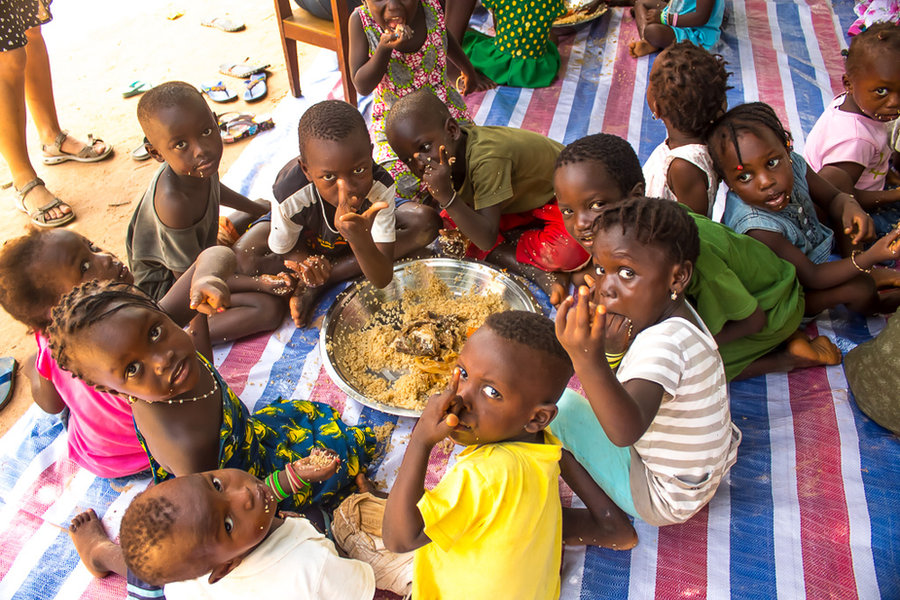 Niños y niñas desayunando en la escuela