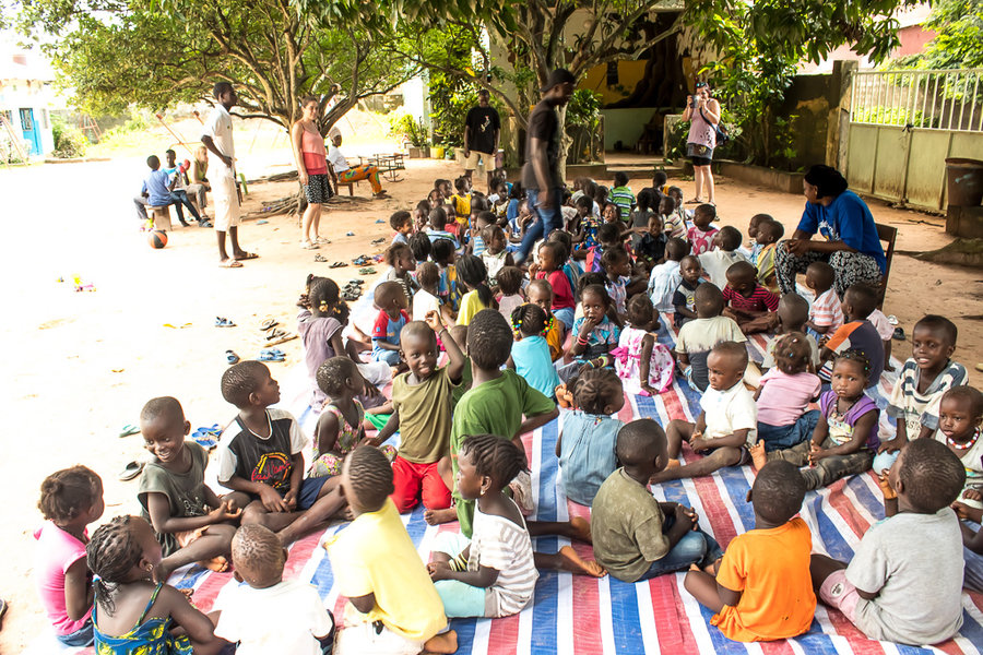 Niños y niñas comiendo en la guardería