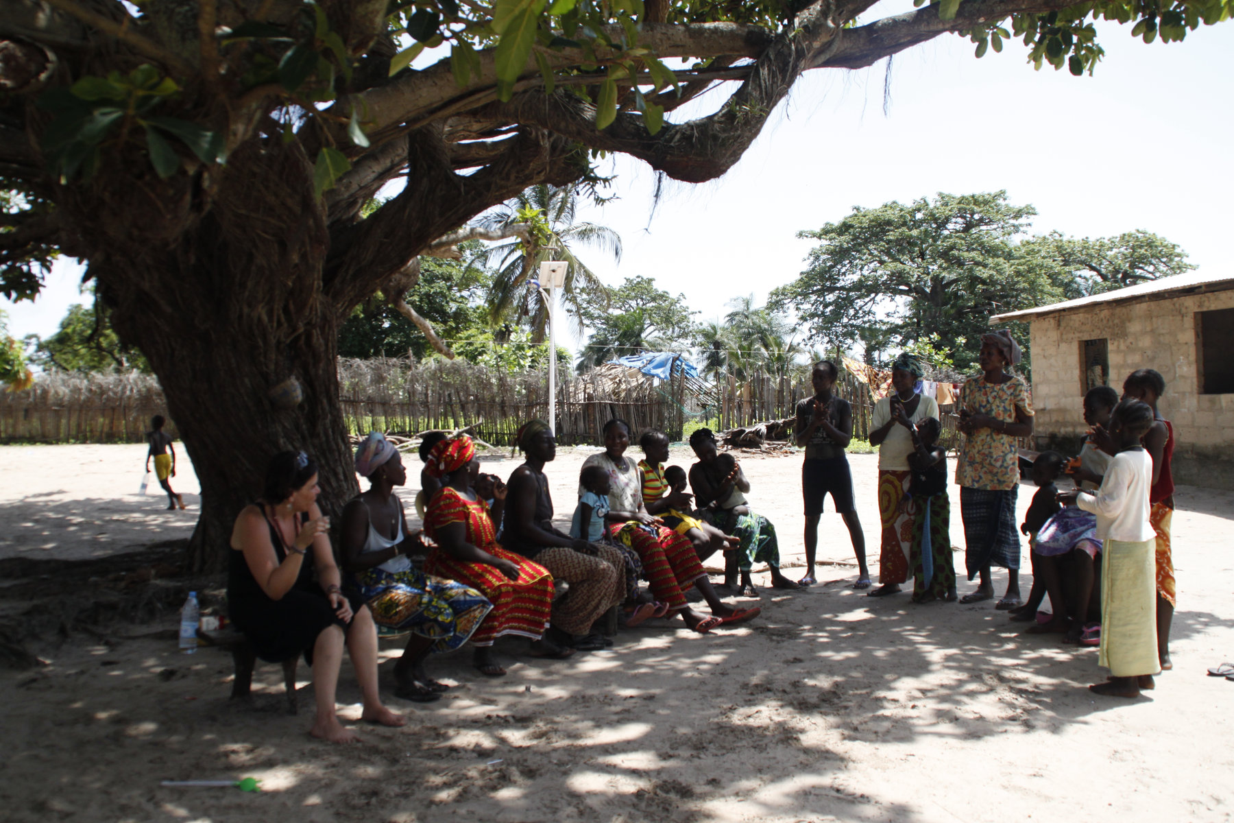 Reunión con la comunidad en la isla de Kaylo